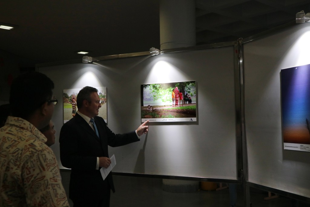 Int’l Photo Exhibition Begins at Novotheatre..